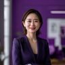大胸姐妹品牌创始人王玲的专业形象照，自信微笑，背景为品牌紫色调办公室，展现领导者的专业气质与亲和力