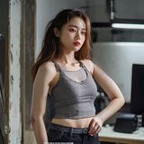 林晓雯，大胸姐妹内衣版型研究员，正在工作室研究内衣结构的专业女性形象