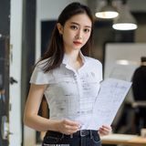 陈美琳，服装工程师，专注大罩杯内衣结构设计研究，手持内衣版型图纸